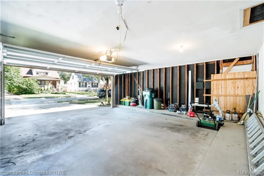 215 Woodsboro Drive Royal Oak City, MI 48067