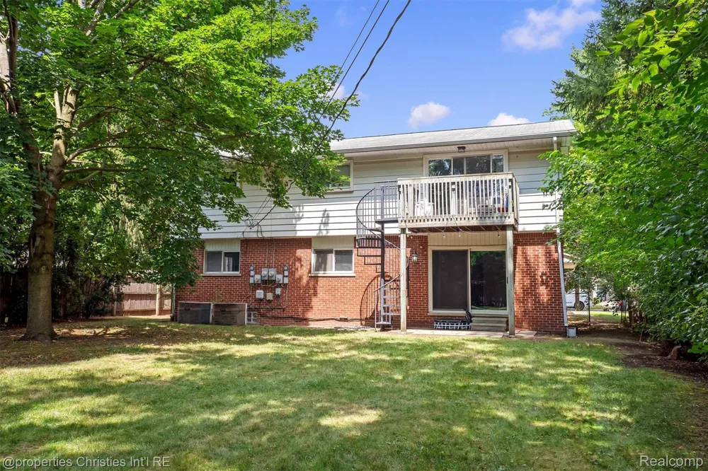 215 Woodsboro Drive Royal Oak City, MI 48067