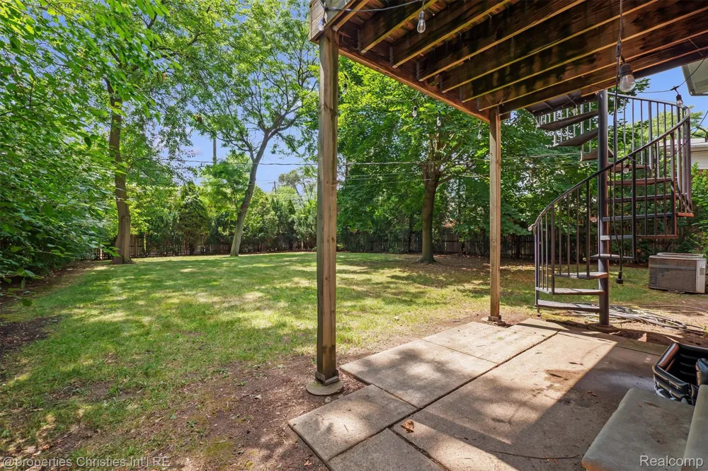 215 Woodsboro Drive Royal Oak City, MI 48067