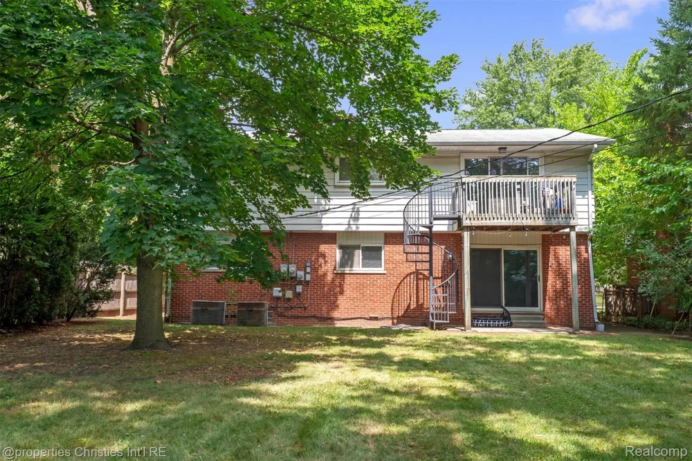 215 Woodsboro Drive Royal Oak City, MI 48067