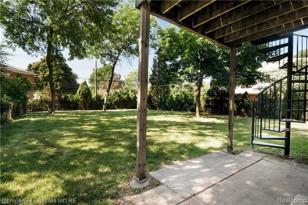 215 Woodsboro Drive Royal Oak City, MI 48067