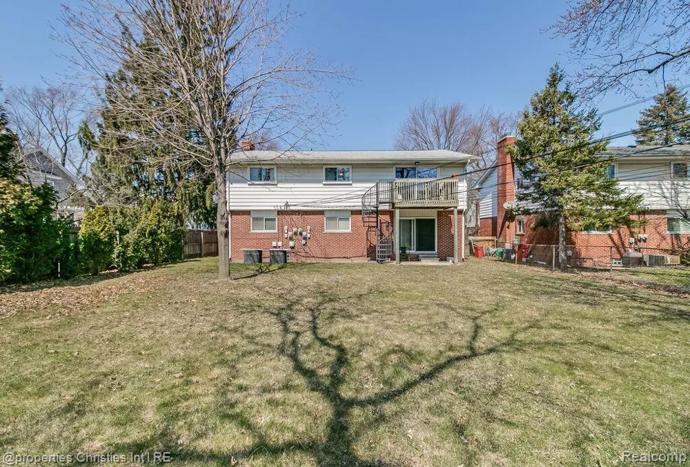 215 Woodsboro Drive Royal Oak City, MI 48067