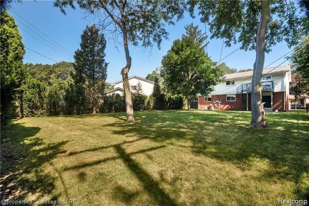 215 Woodsboro Drive Royal Oak City, MI 48067