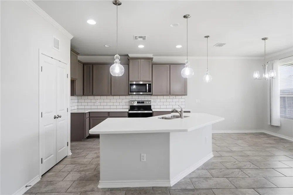 1036 Ocean Breeze Portland, TX 78374