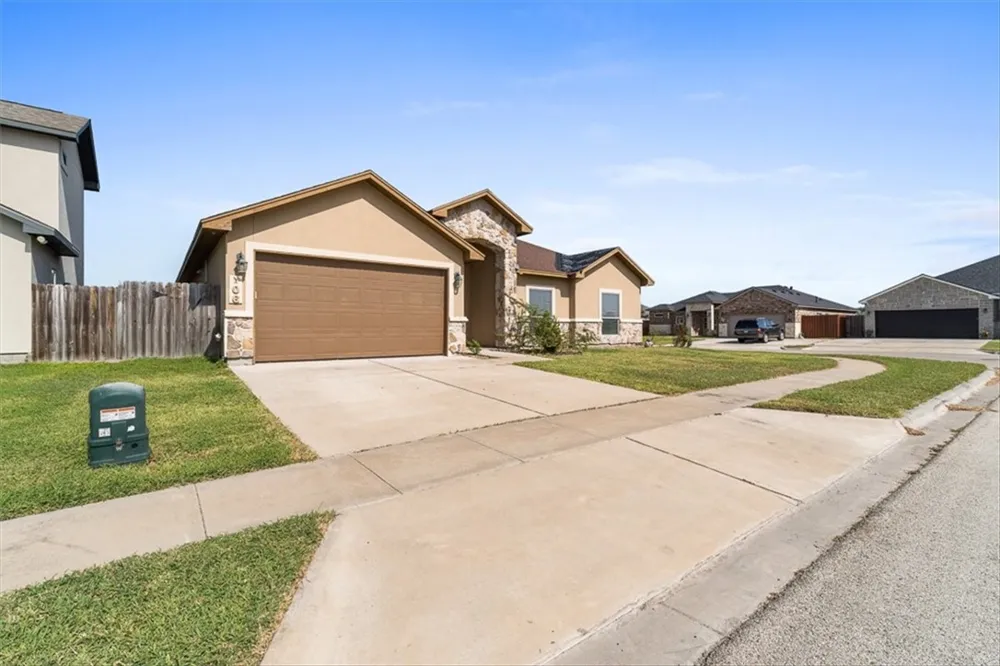 106 Chiman Drive Portland, TX 78374