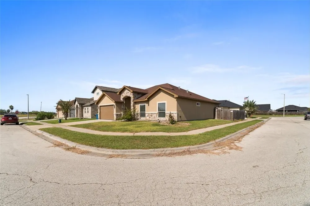 106 Chiman Drive Portland, TX 78374