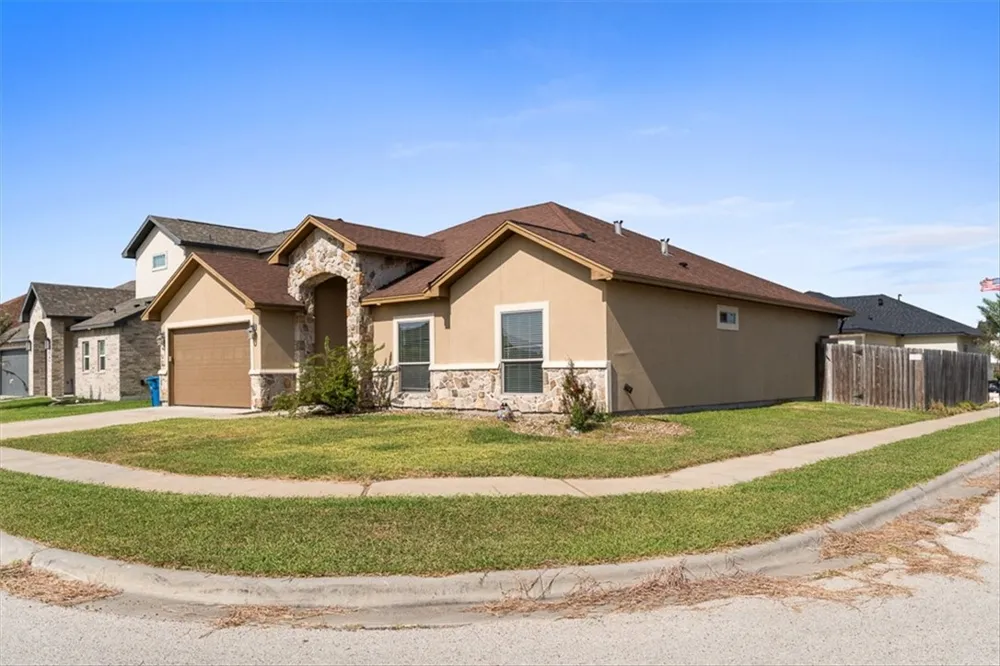 106 Chiman Drive Portland, TX 78374