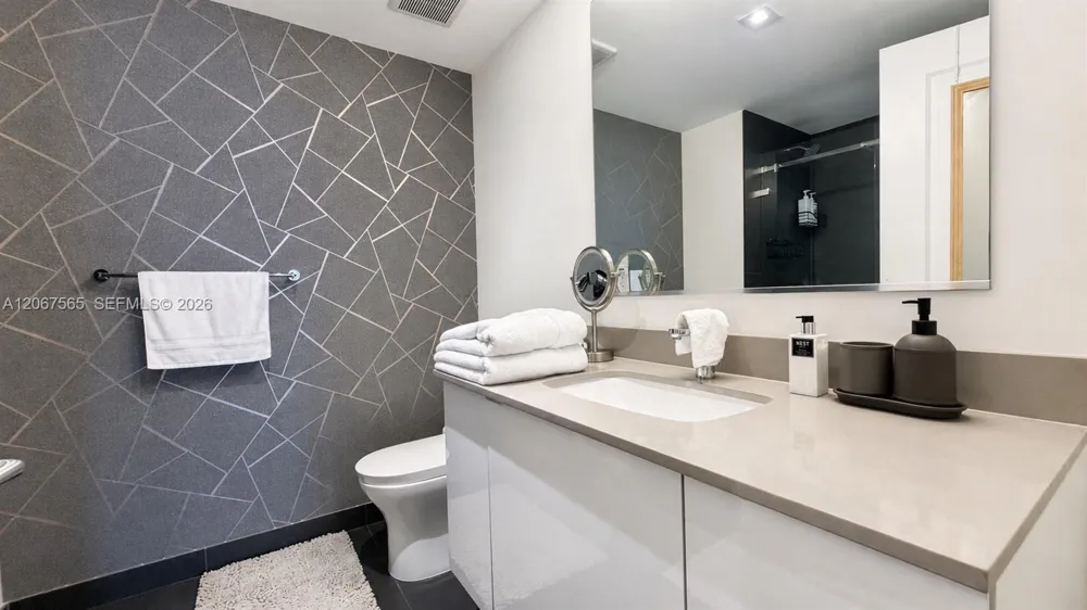 1600 NE 1st Ave #2512 Miami, FL 33132