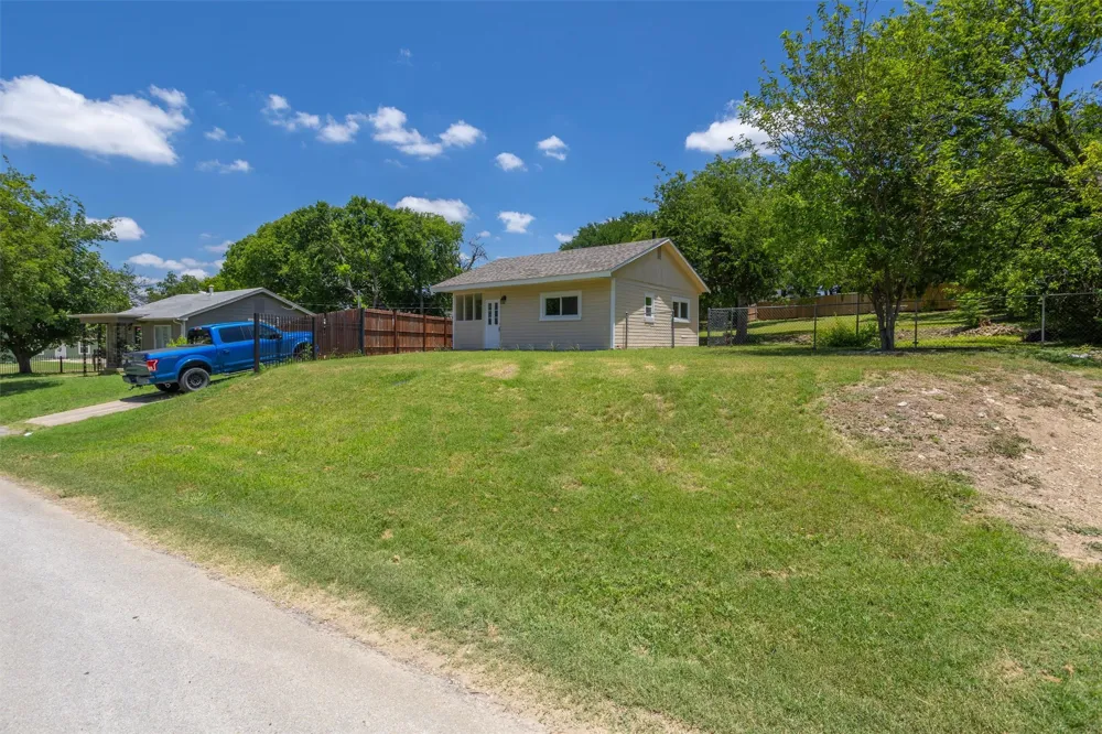 2264 Fritz Allen Street Sansom Park, TX 76114