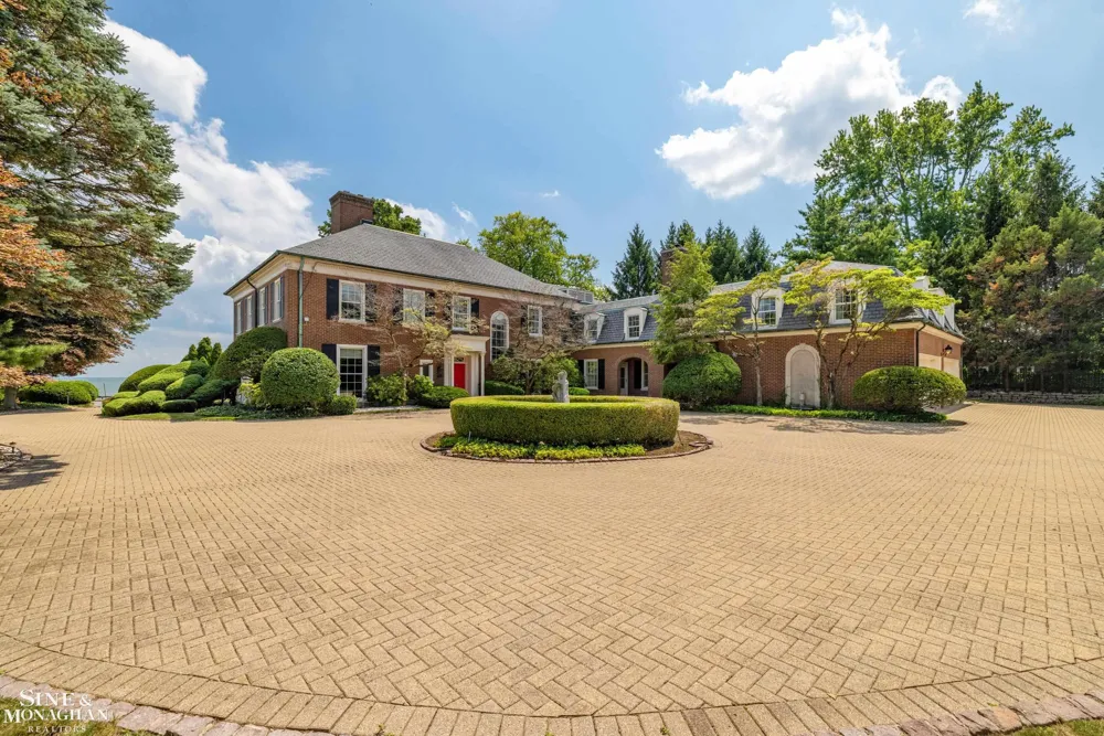 105 Lake Shore Road Grosse Pointe Farms City, MI 48236
