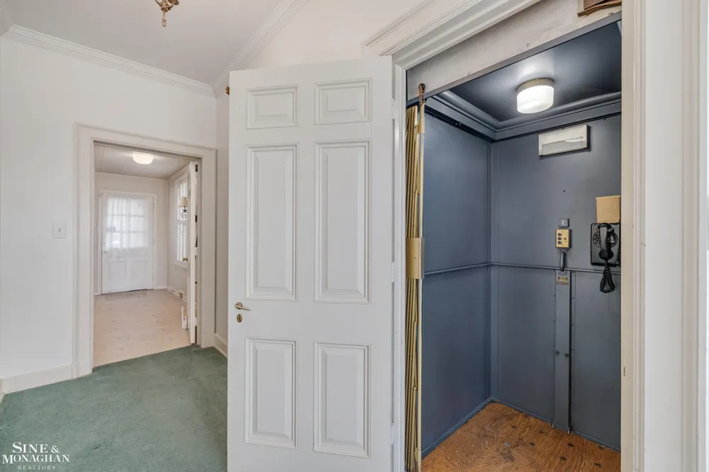 105 Lake Shore Road Grosse Pointe Farms City, MI 48236