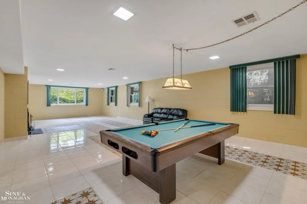 105 Lake Shore Road Grosse Pointe Farms City, MI 48236