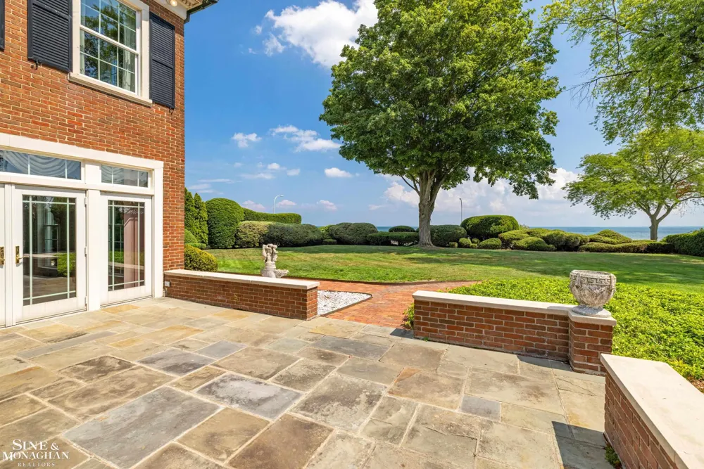 105 Lake Shore Road Grosse Pointe Farms City, MI 48236