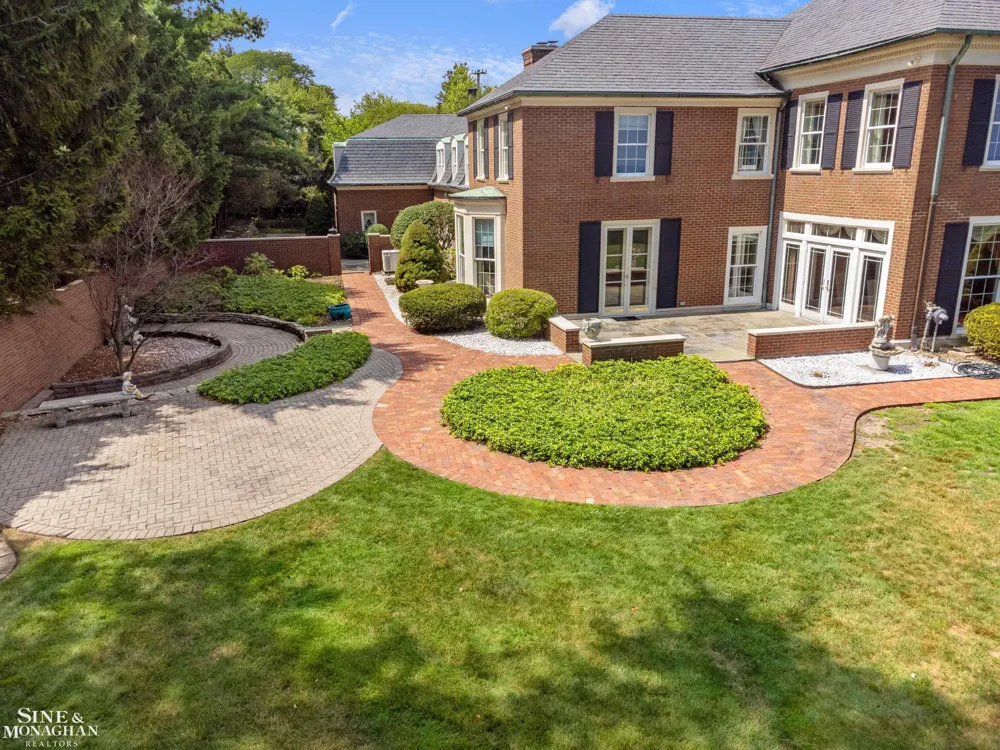 105 Lake Shore Road Grosse Pointe Farms City, MI 48236