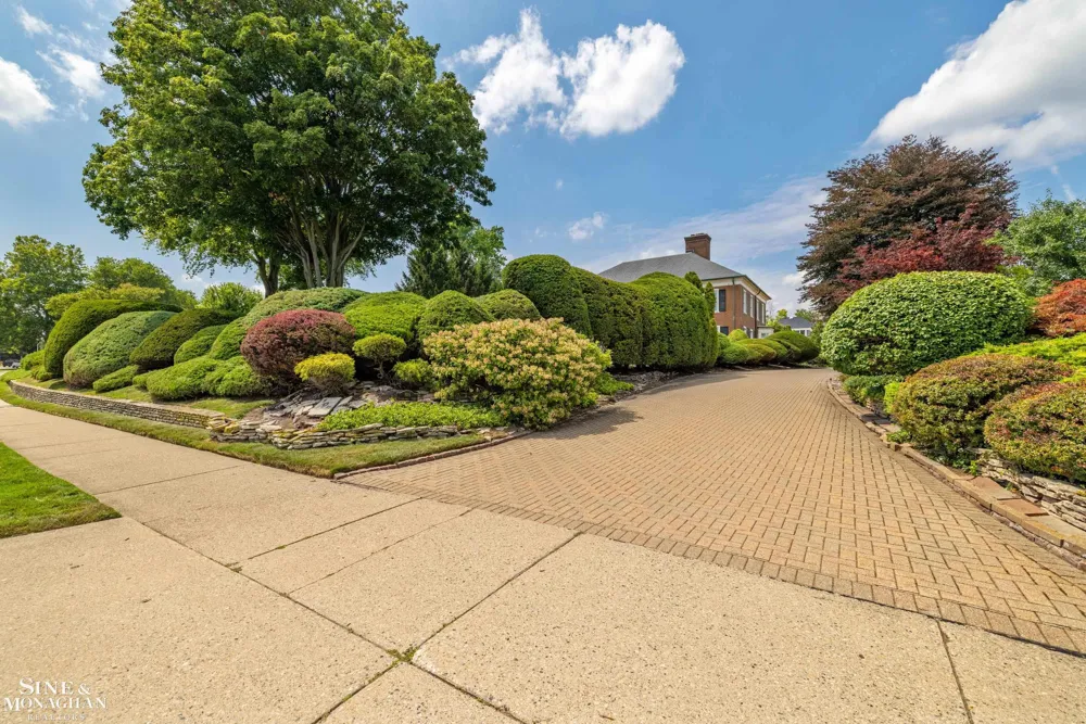 105 Lake Shore Road Grosse Pointe Farms City, MI 48236