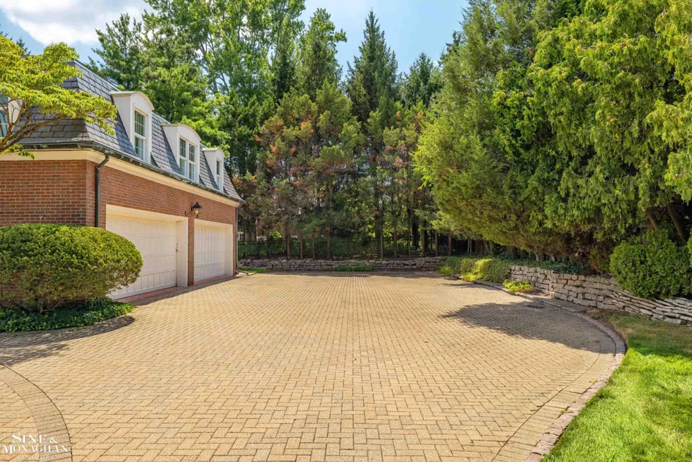105 Lake Shore Road Grosse Pointe Farms City, MI 48236