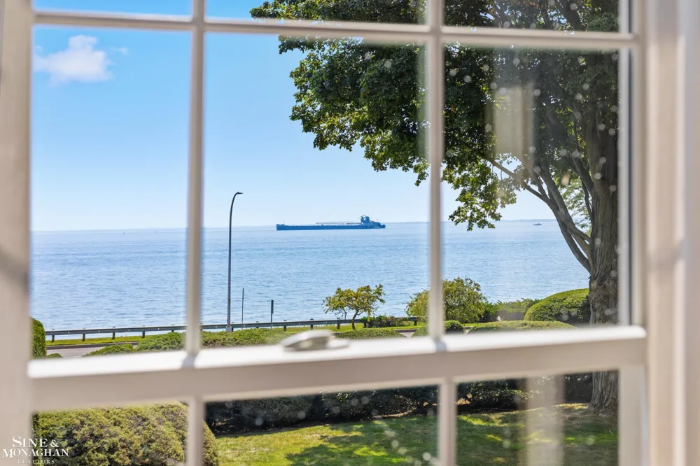 105 Lake Shore Road Grosse Pointe Farms City, MI 48236