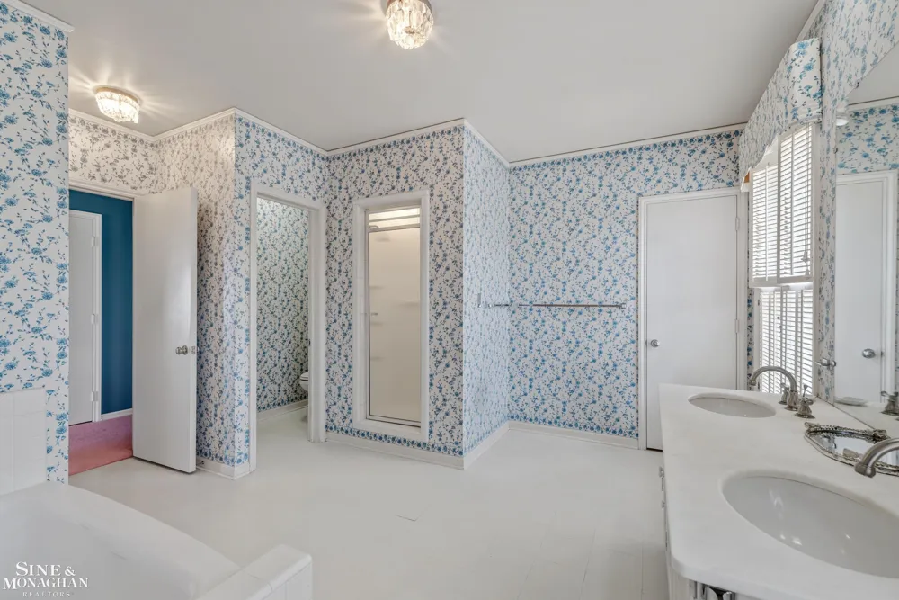 105 Lake Shore Road Grosse Pointe Farms City, MI 48236