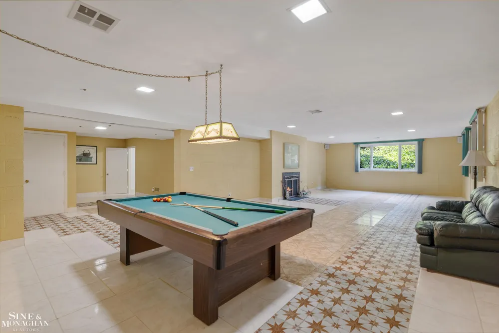 105 Lake Shore Road Grosse Pointe Farms City, MI 48236