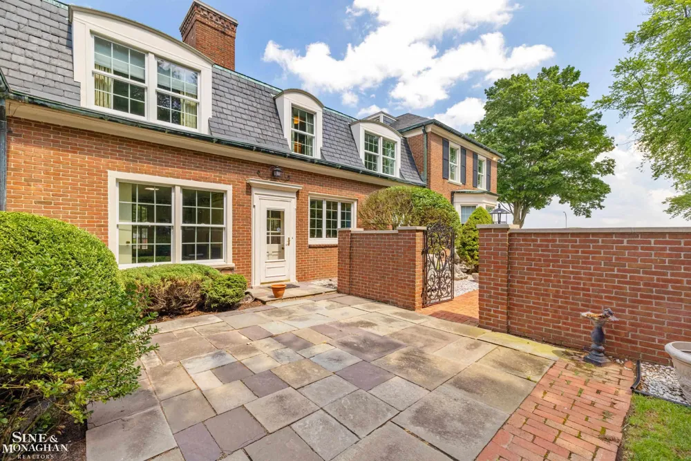 105 Lake Shore Road Grosse Pointe Farms City, MI 48236