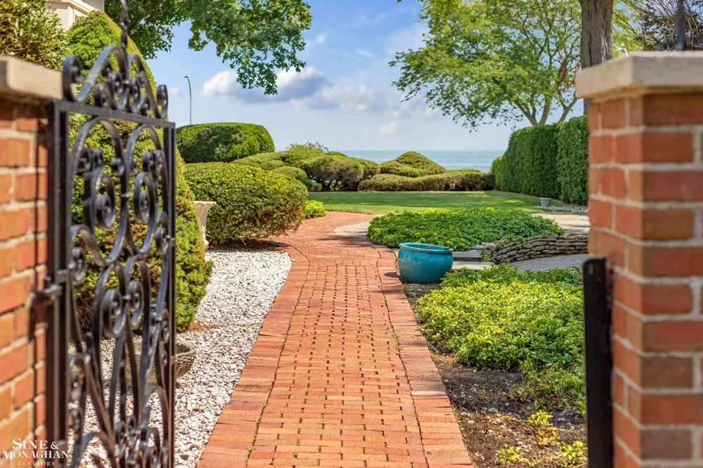 105 Lake Shore Road Grosse Pointe Farms City, MI 48236