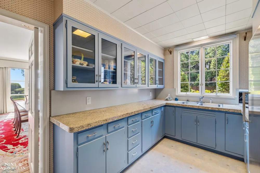 105 Lake Shore Road Grosse Pointe Farms City, MI 48236