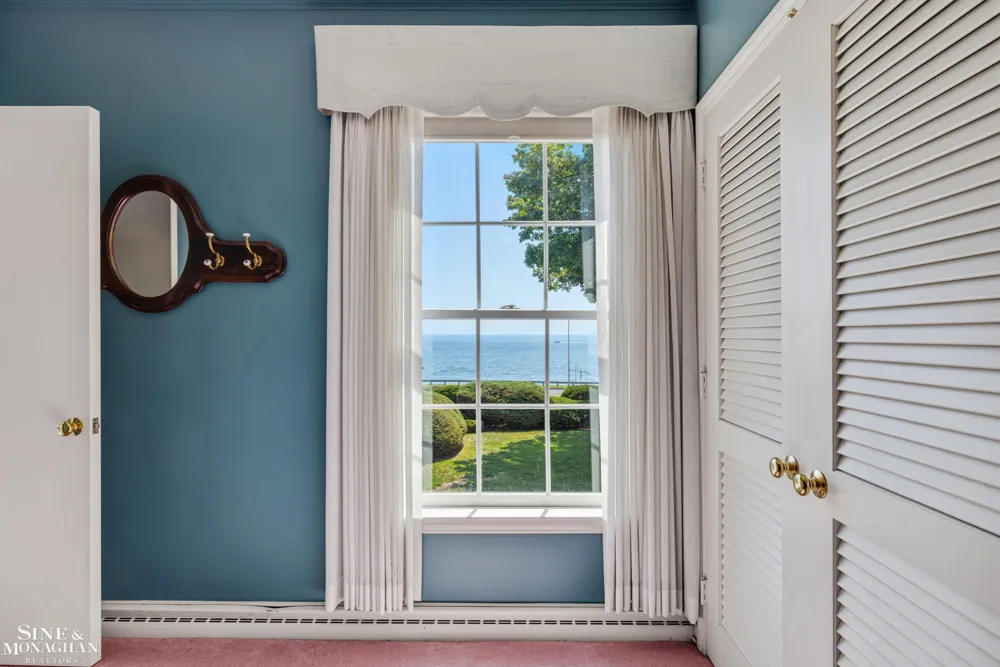 105 Lake Shore Road Grosse Pointe Farms City, MI 48236