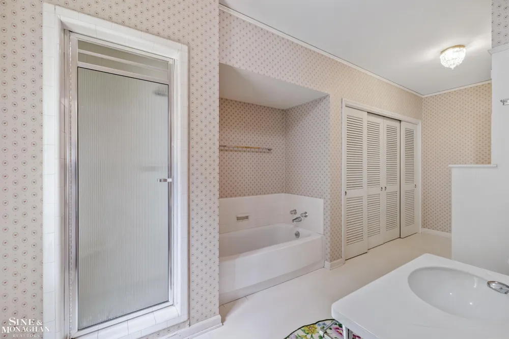 105 Lake Shore Road Grosse Pointe Farms City, MI 48236