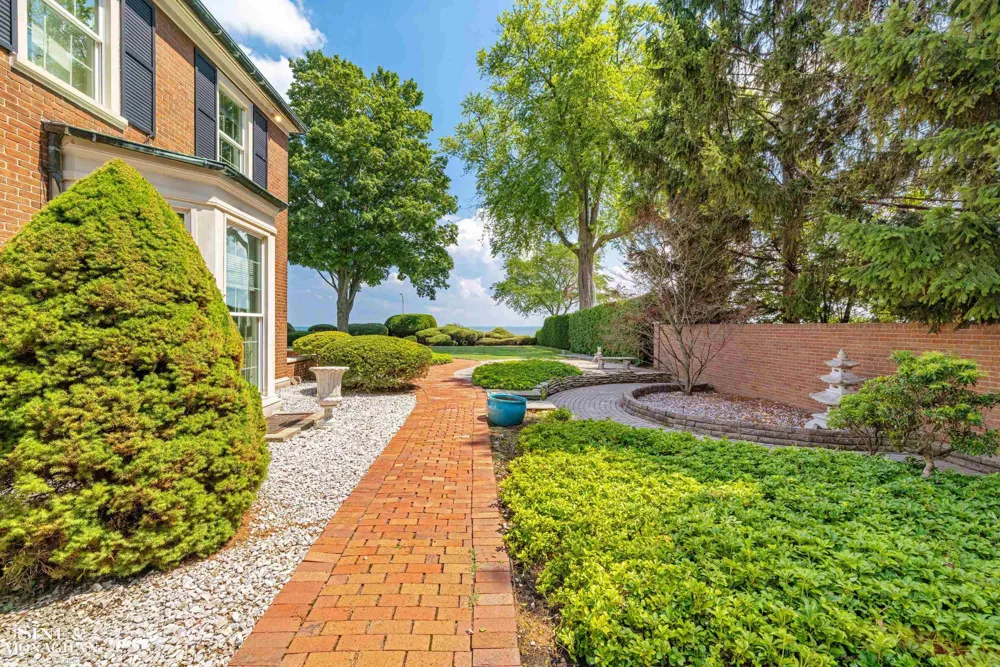 105 Lake Shore Road Grosse Pointe Farms City, MI 48236