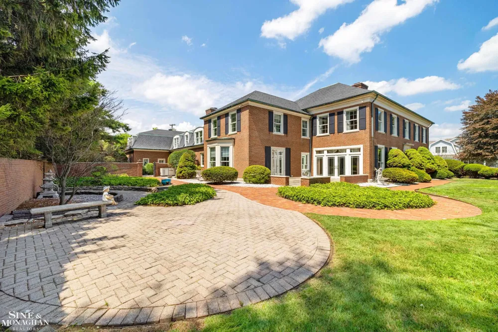 105 Lake Shore Road Grosse Pointe Farms City, MI 48236