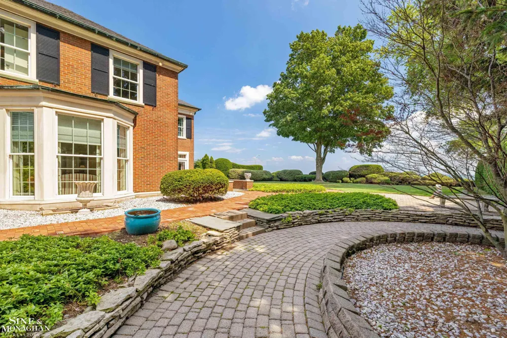 105 Lake Shore Road Grosse Pointe Farms City, MI 48236