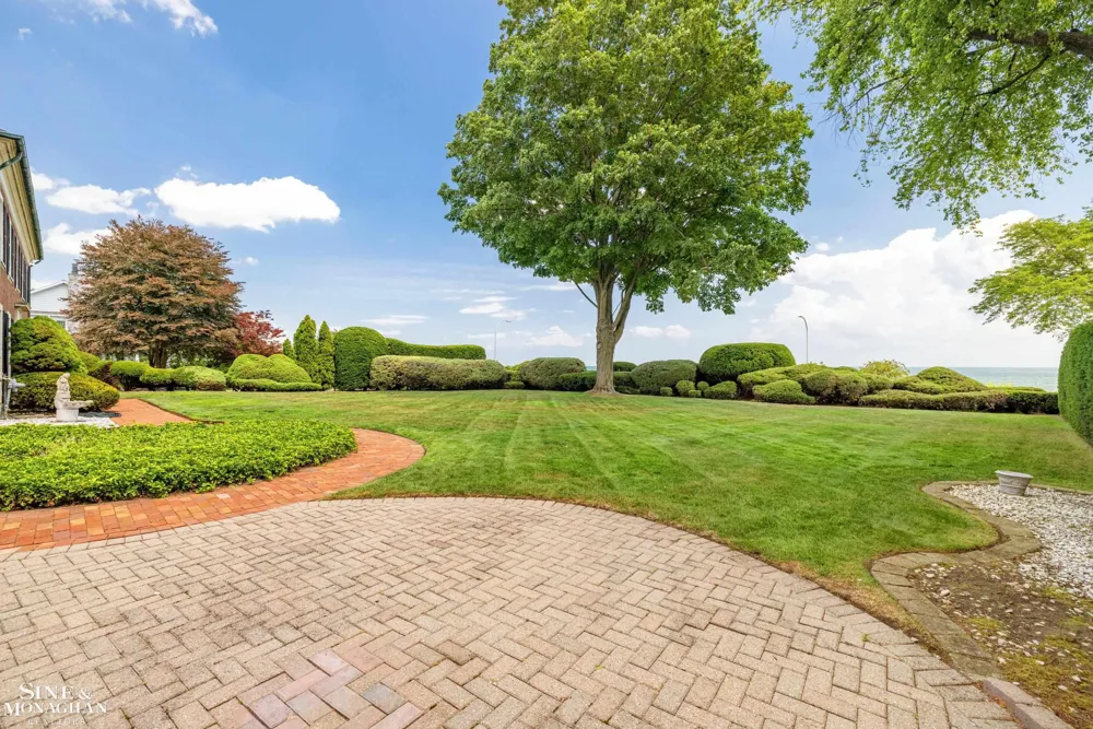 105 Lake Shore Road Grosse Pointe Farms City, MI 48236