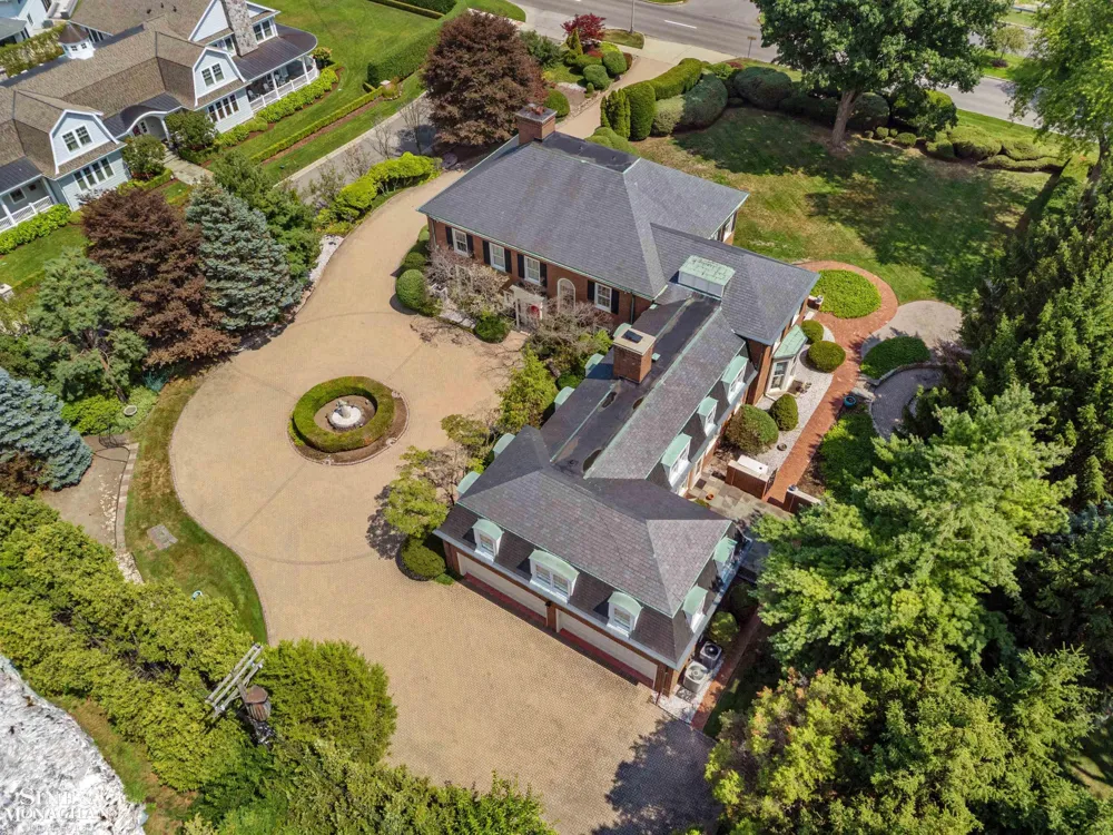 105 Lake Shore Road Grosse Pointe Farms City, MI 48236