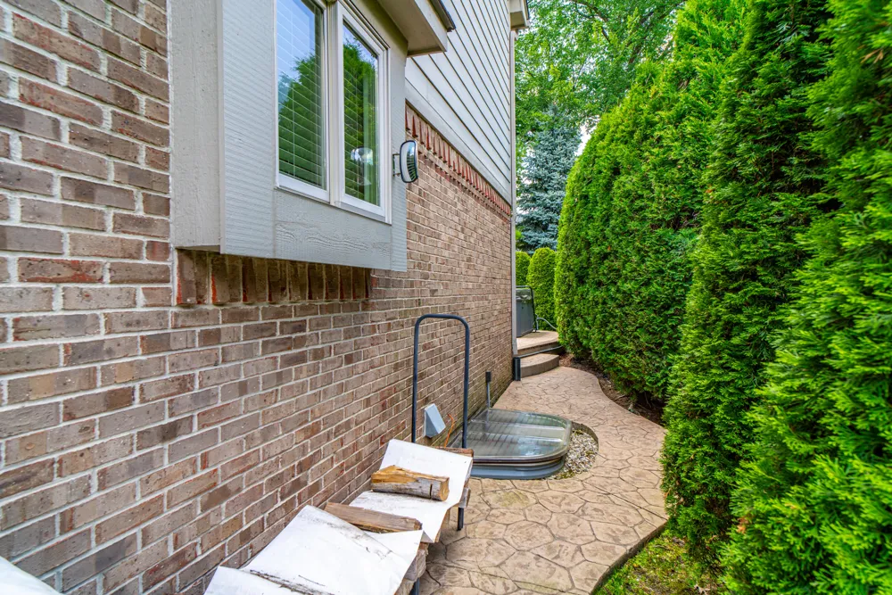 44215 Riverview Ridge Drive Clinton, MI 48038