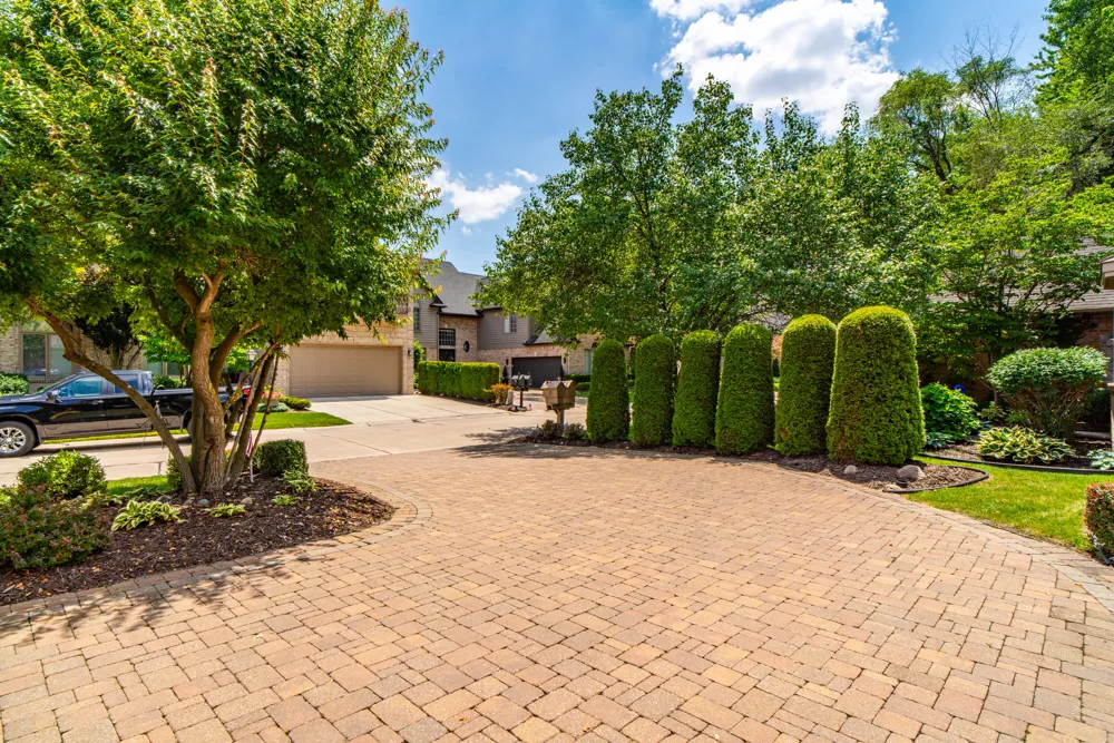44215 Riverview Ridge Drive Clinton, MI 48038