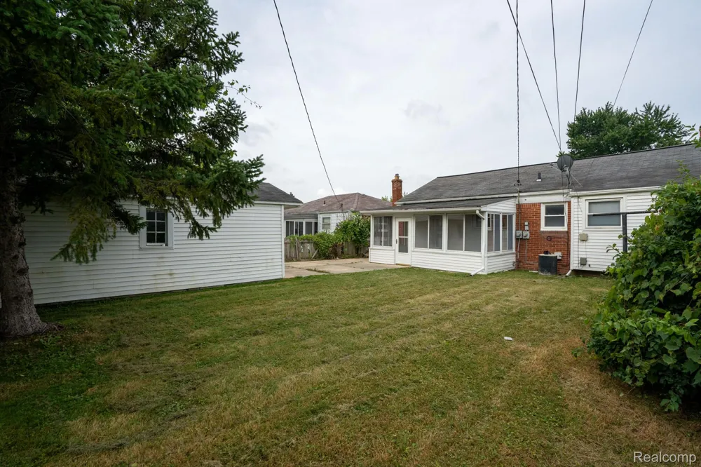 28740 Edward Street Roseville City, MI 48066