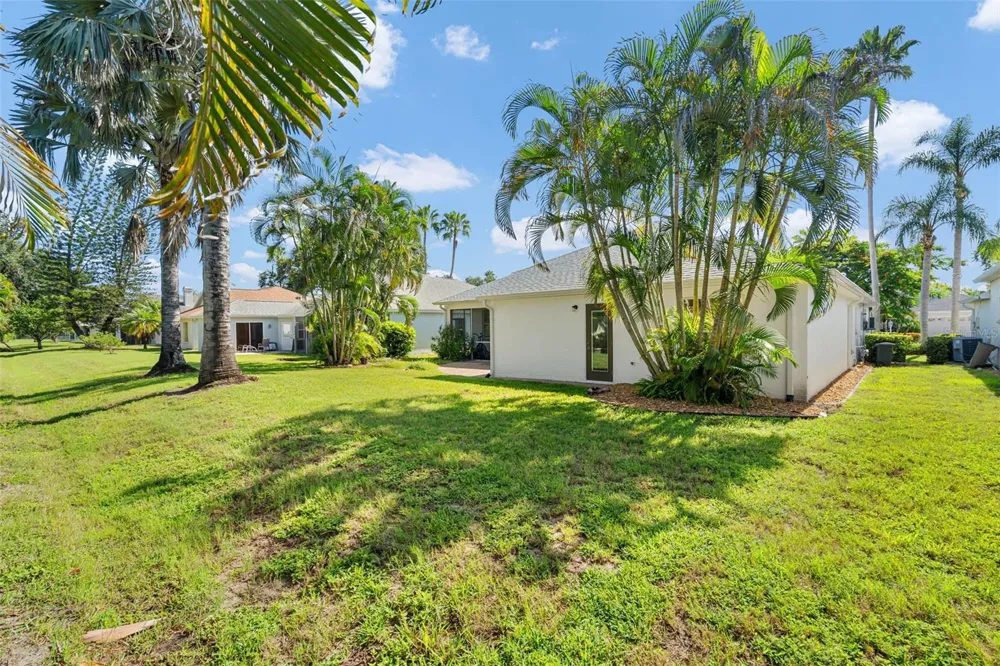 3333 YONGE AVENUE #13 Sarasota, FL 34235