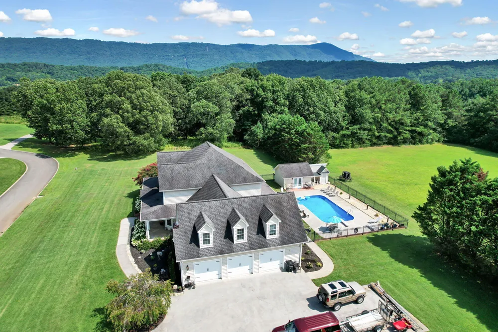 150 Hunters Way Benton, TN 37307