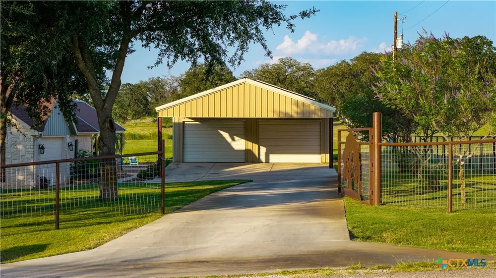 1413 Country Hills Drive La Vernia, TX 78121