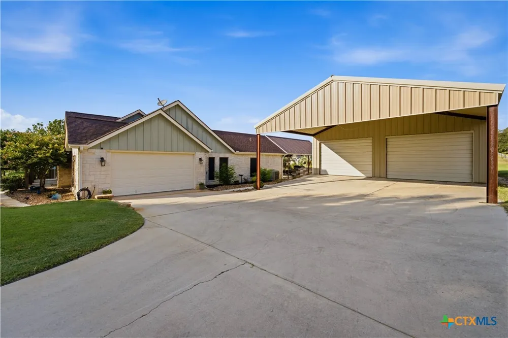 1413 Country Hills Drive La Vernia, TX 78121