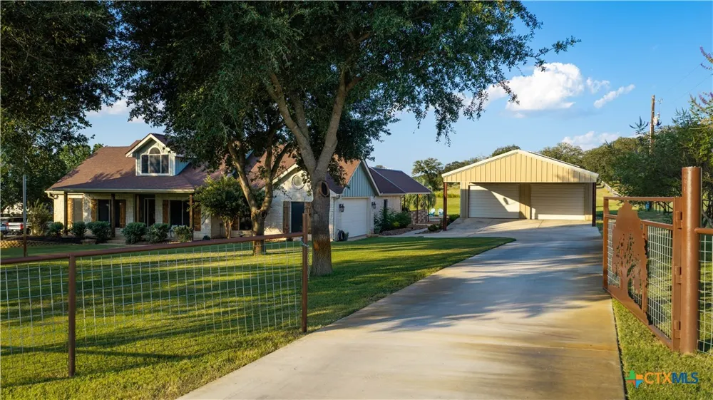 1413 Country Hills Drive La Vernia, TX 78121