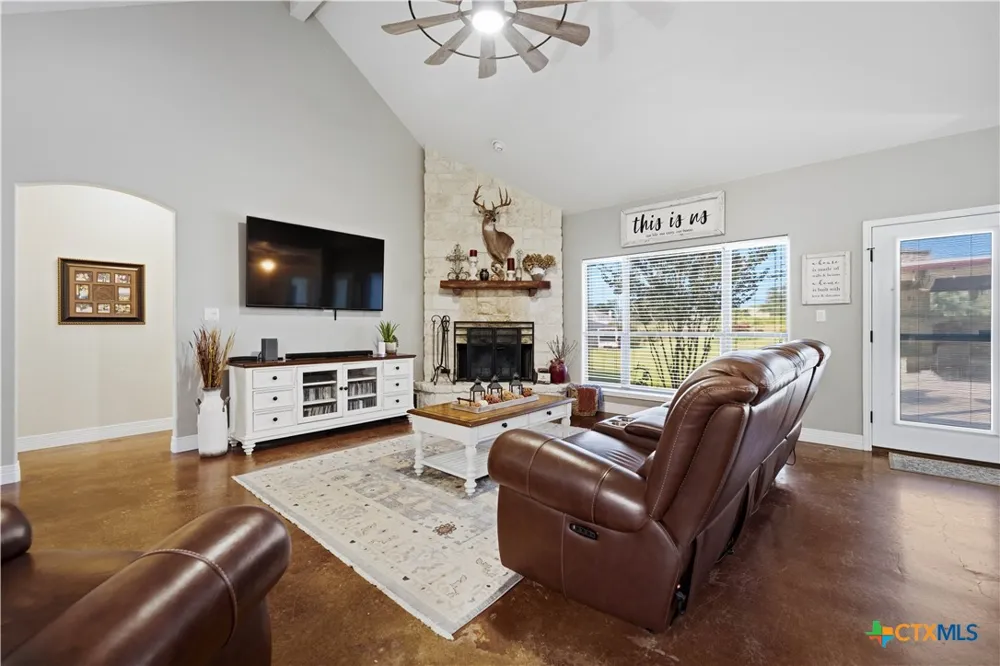 1413 Country Hills Drive La Vernia, TX 78121