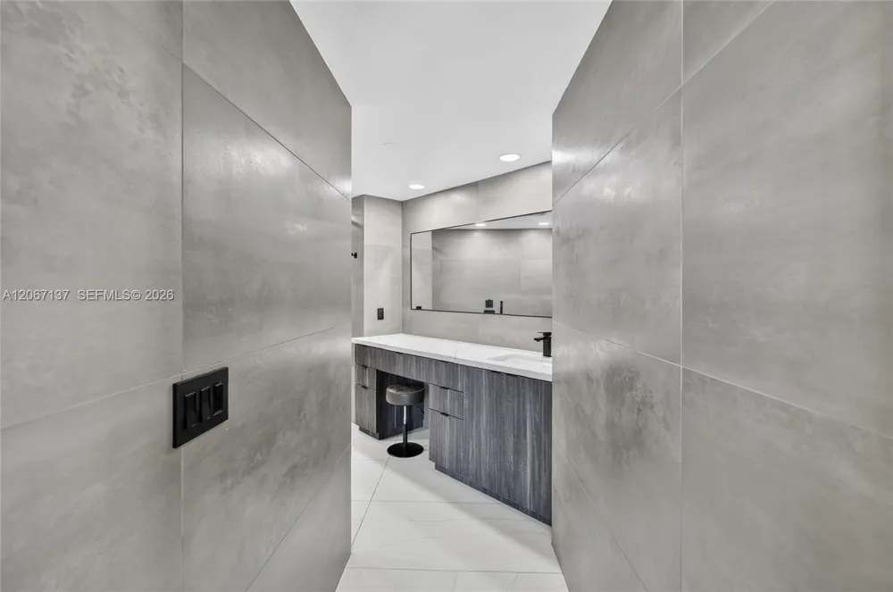 55 SE 6th St #3802 Miami, FL 33131