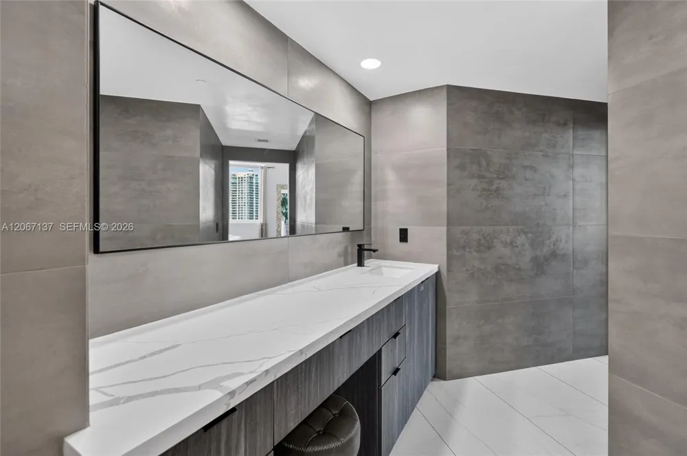 55 SE 6th St #3802 Miami, FL 33131