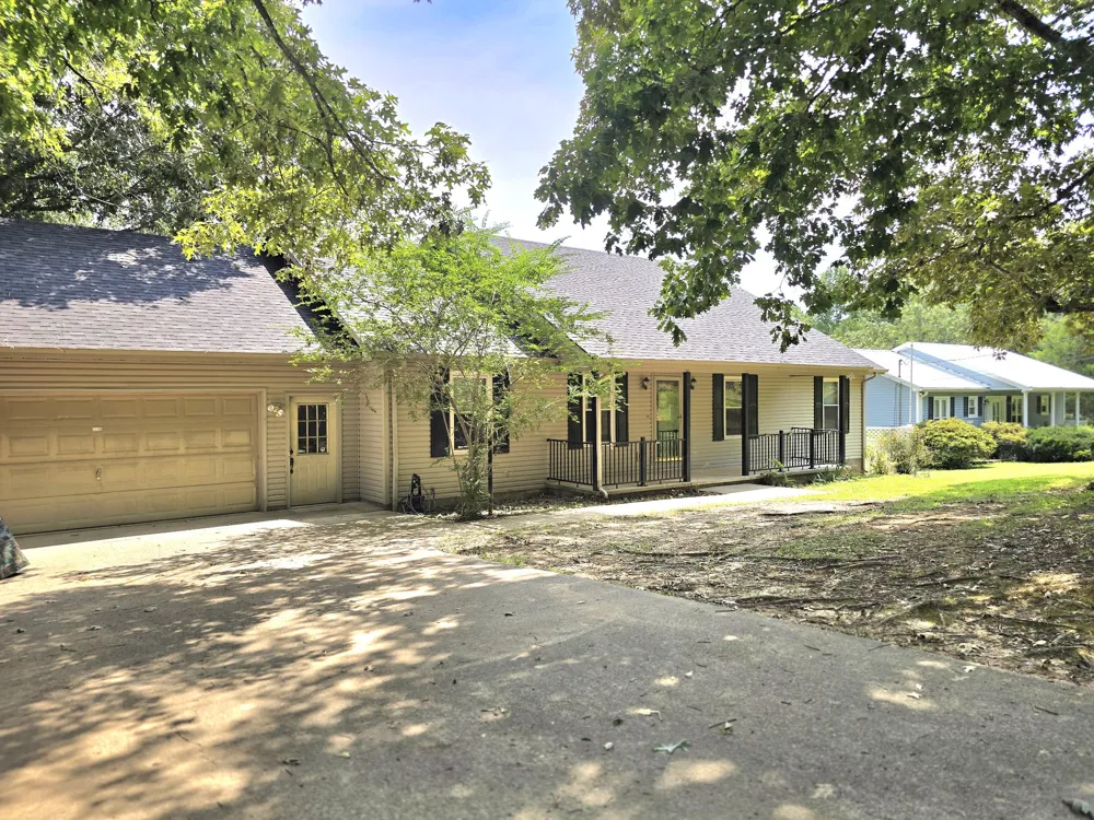 39 Bayshore Dr Cadiz, KY 42211
