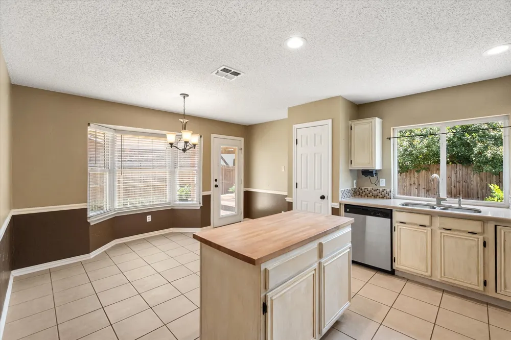 4209 Worth Forest Drive Arlington, TX 76016