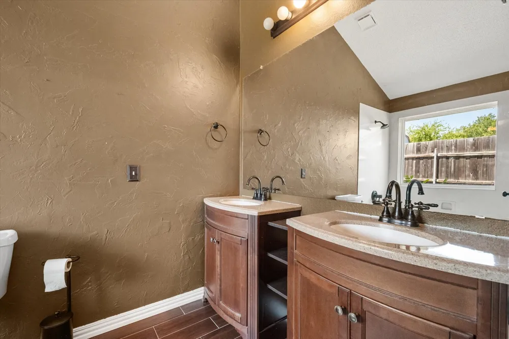 4209 Worth Forest Drive Arlington, TX 76016