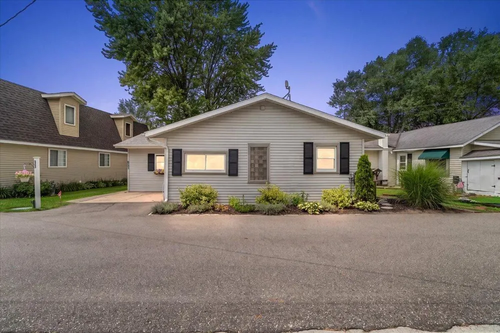 6731 Campau Lake Drive SE Alto, MI 49302