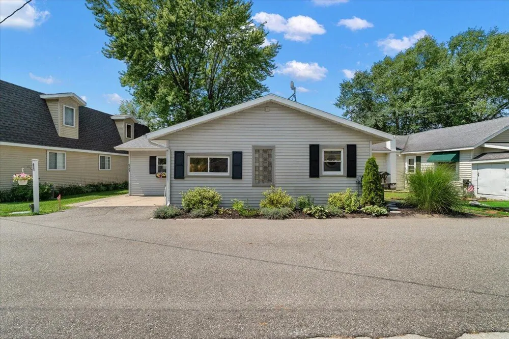 6731 Campau Lake Drive SE Alto, MI 49302