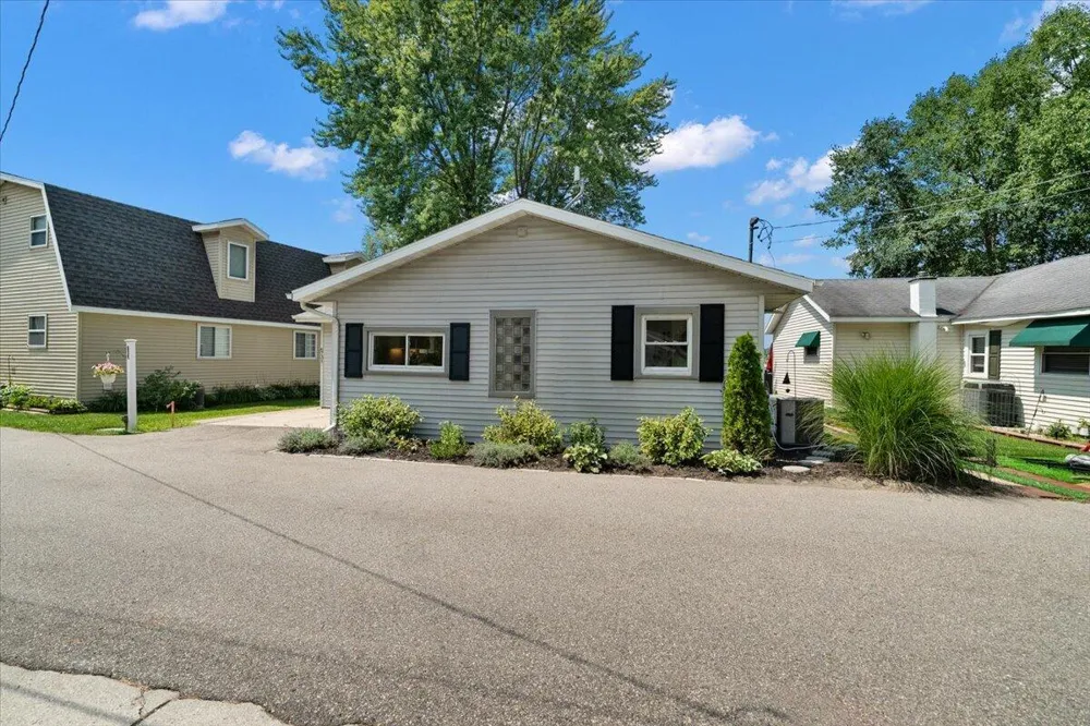 6731 Campau Lake Drive SE Alto, MI 49302